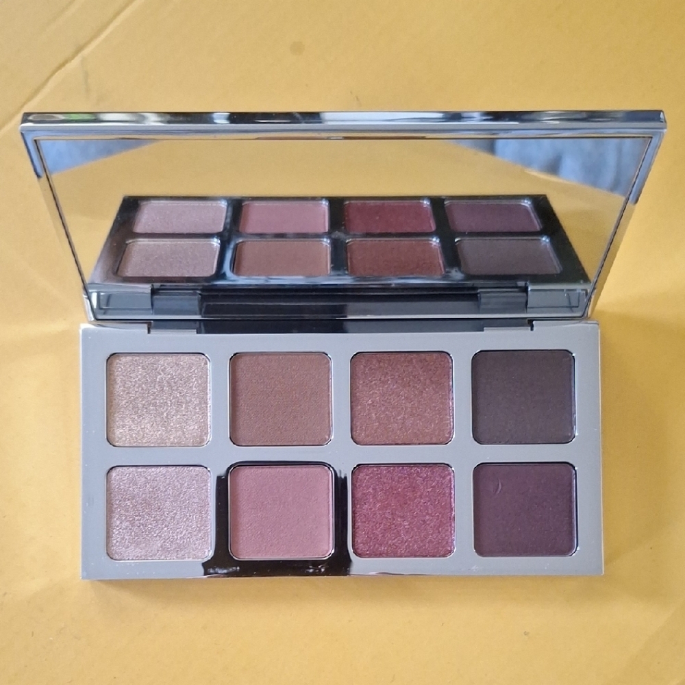Luxurious Eyeshadow Palette with Mirror